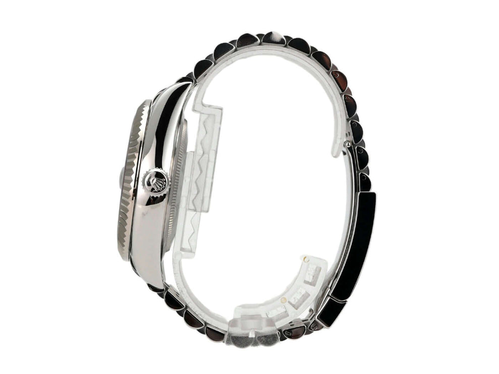 Seitenansicht der Rolex Sky-Dweller 336934 mit Mintgrün Jubile-Band und poliertem Edelstahlgehäuse.