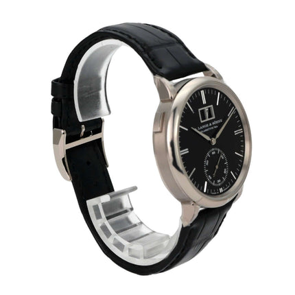 A. Lange & Söhne Saxonia Grossdatum Automatik Weißgold 381.029 mit schwarzem Alligatorlederband und schwarzem Zifferblatt.