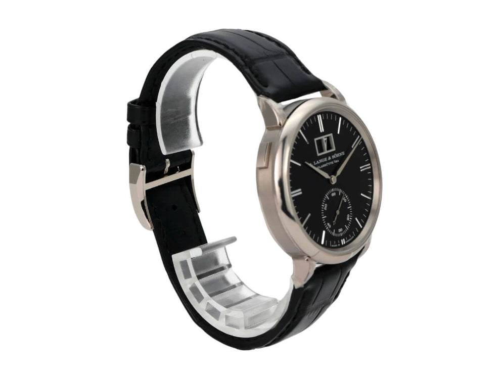 A. Lange & Söhne Saxonia Grossdatum Automatik Weißgold 381.029 mit schwarzem Alligatorlederband und schwarzem Zifferblatt.
