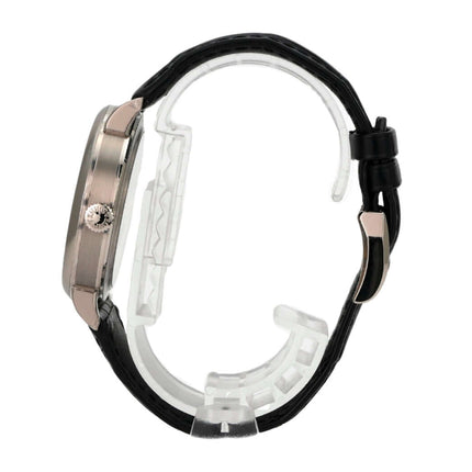 A. Lange & Söhne Saxonia Grossdatum Automatik Weißgold 381.029 seitliche Ansicht der Uhr, schwarzes Lederarmband.