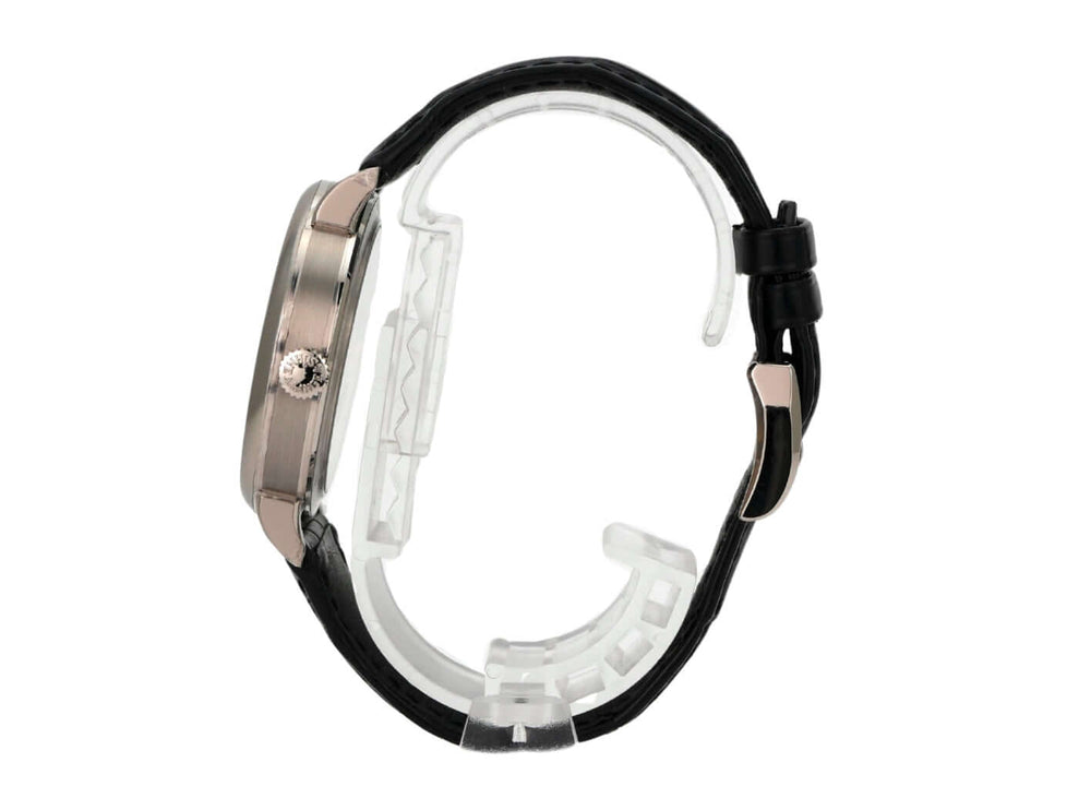 A. Lange & Söhne Saxonia Grossdatum Automatik Weißgold 381.029 seitliche Ansicht der Uhr, schwarzes Lederarmband.