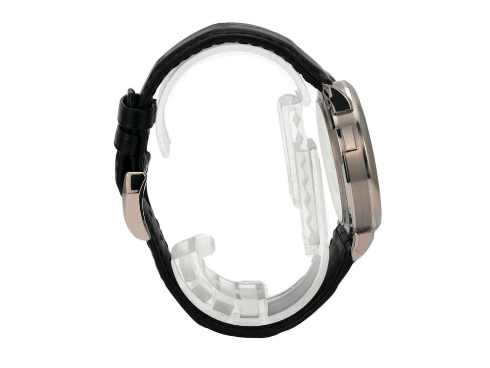 A. Lange & Söhne Saxonia Grossdatum Automatik Weißgold 381.029 seitliche Ansicht mit schwarzem Alligatorlederband.