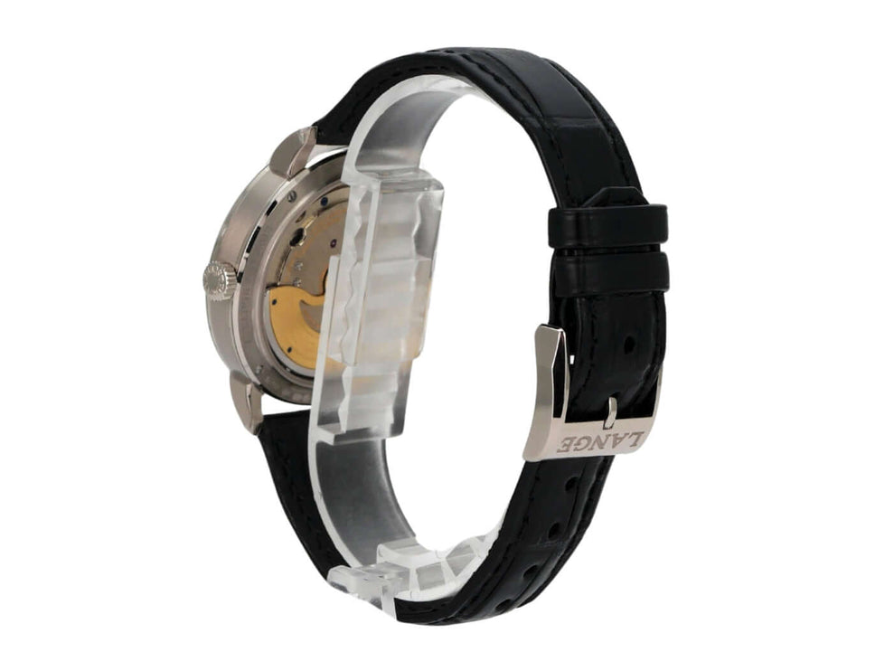 A. Lange & Söhne Saxonia Grossdatum Automatik Weißgold 381.029 mit schwarzem Alligatorlederarmband und 18 kt Weißgold-Dornschließe