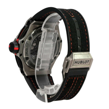Hublot Big Bang Ferrari Unico Titanium 402.NX.0123.WR, Titanuhr mit schwarzem Kautschukband und roter Naht