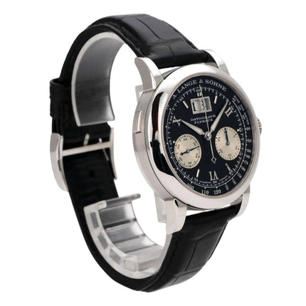 A. Lange & Söhne Datograph Platin 403.035 mit schwarzem Alligatorlederband und polierter Platinlünette.