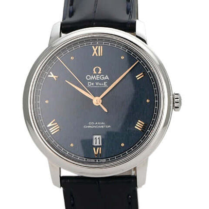 Omega De Ville Prestige Co-Axial 424.13.40.20.03.004 mit blauem Zifferblatt, römischen Ziffern und schwarzem Lederband.