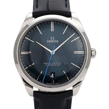 Omega De Ville Tresor Orbis 432.13.40.21.03.001 mit blauem Zifferblatt und schwarzem Lederband.