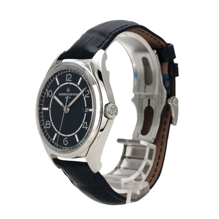 Vacheron Constantin Fiftysix 4600E/000A-B487 seitliche Ansicht der Uhr mit schwarzem Lederband und blauem Zifferblatt