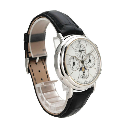 Vacheron Constantin Patrimony 49005-000P-2031 mit schwarzem Lederband und silberfarbenem Zifferblatt.