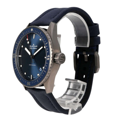 Blancpain Fifty Fathoms Bathyscaphe 5000-0240-052A aus grauer Keramik, blaues Zifferblatt und Segeltuchband