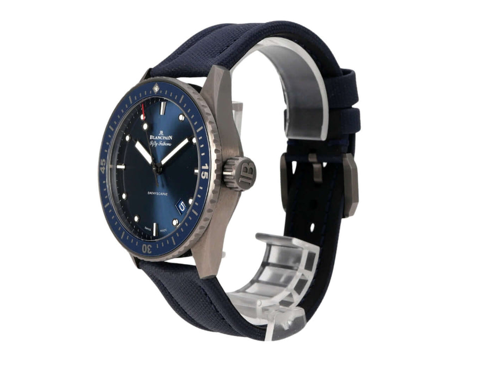 Blancpain Fifty Fathoms Bathyscaphe 5000-0240-052A aus grauer Keramik, blaues Zifferblatt und Segeltuchband