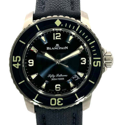 eine Uhr mit einem schwarzen Zifferblatt und einem schwarzen Armband