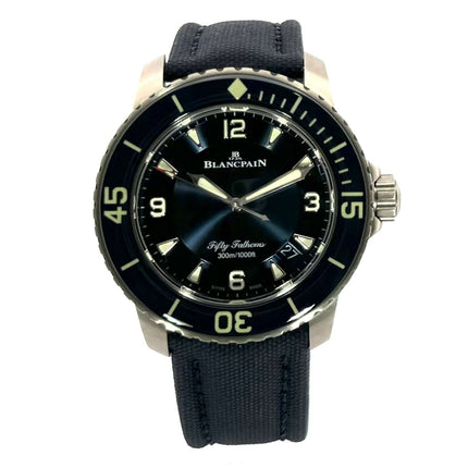 eine Uhr mit schwarzen Ziffern und einem schwarzen Armband