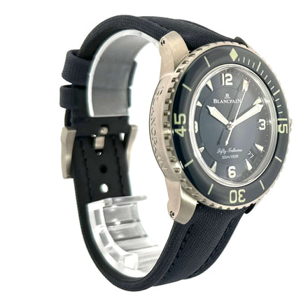 eine Uhr, die an einem schwarzen Armband ist