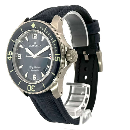 eine Uhr mit einem schwarzen Armband auf einem weißen Hintergrund