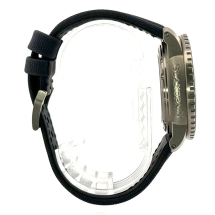 eine Nahaufnahme einer Uhr auf einem weißen Hintergrund