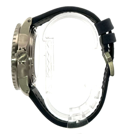 eine Nahaufnahme einer Uhr auf einem weißen Hintergrund