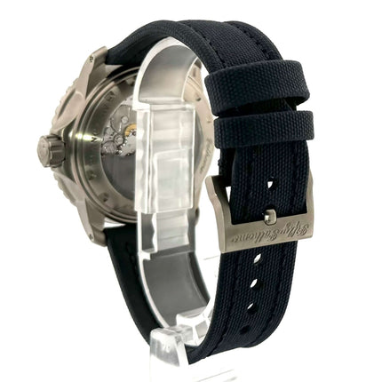 eine Nahaufnahme einer Uhr auf einem weißen Hintergrund