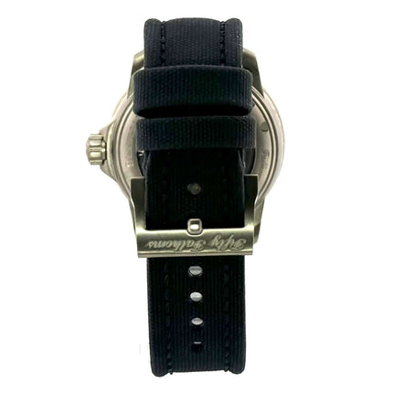 eine Nahaufnahme einer Uhr auf einem weißen Hintergrund