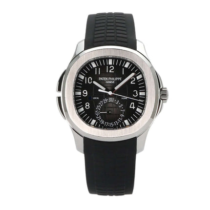 Patek Philippe Aquanaut Travel Time 5164A-001 mit schwarzem Kautschukband und Edelstahlgehäuse, schwarzes Zifferblatt mit arabischen Leuchtziffern.