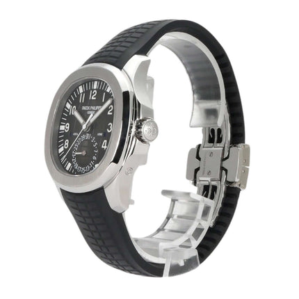 Patek Philippe Aquanaut Travel Time 5164A-001 mit schwarzem Kautschukband und Edelstahlgehäuse, Seitenansicht.