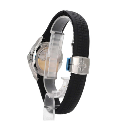 Patek Philippe Aquanaut Travel Time 5164A-001 mit schwarz Kautschukband und Edelstahlgehäuse, Seitenansicht.