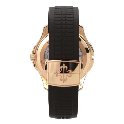 Patek Philippe Aquanaut Travel Time 5164R-001 Roségold seitliche Ansicht mit braunem Kautschukband und Roségold-Gehäuse.