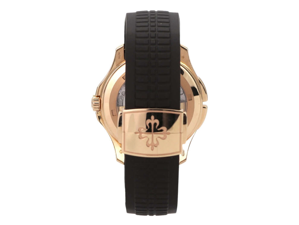 Patek Philippe Aquanaut Travel Time 5164R-001 Roségold seitliche Ansicht mit braunem Kautschukband und Roségold-Gehäuse.