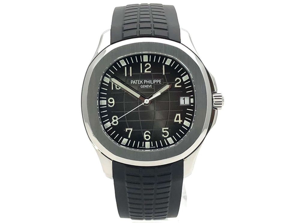 Patek Philippe Aquanaut 5167A-001 Herrenuhr mit schwarzem Kautschukband und Edelstahlgehäuse, schwarzes Zifferblatt mit Leuchtziffern.