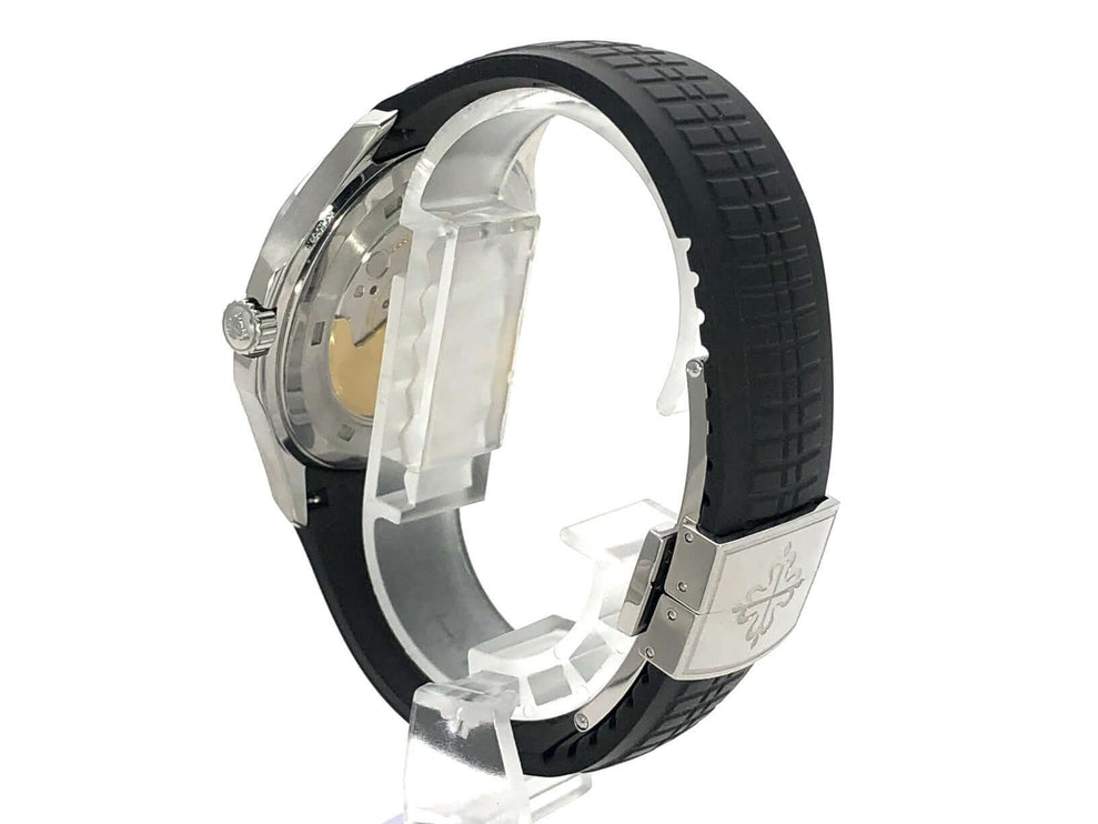Rückansicht Patek Philippe Aquanaut 5167A-001, Edelstahlgehäuse und schwarzes Kautschukband, polierte Faltschließe, transparentes Gehäuseboden.