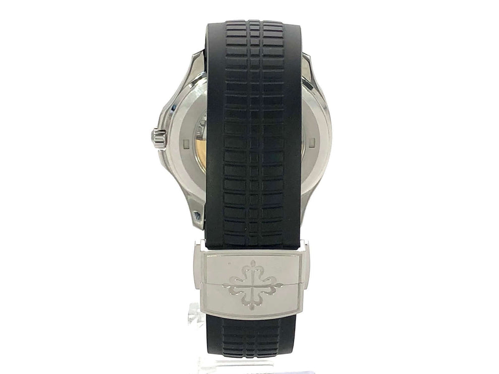 Rückansicht der Patek Philippe Aquanaut 5167A-001 mit schwarzem Kautschukband und Faltschließe, Edelstahlgehäuse und polierter Schließe.
