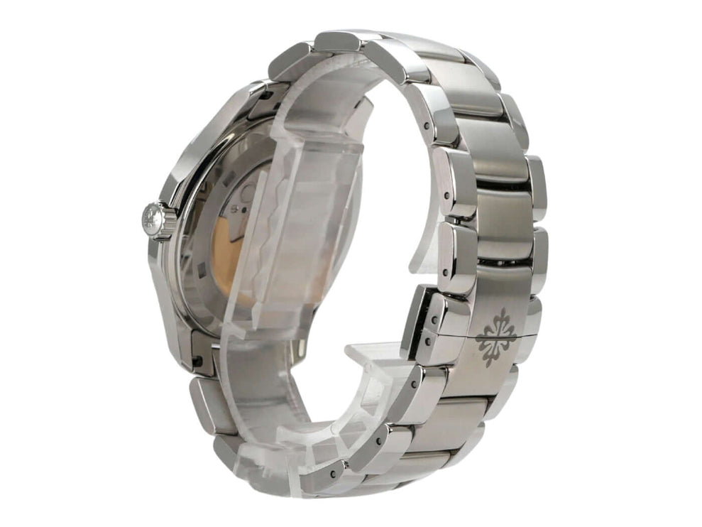 Patek Philippe Aquanaut 5167/1A-001 Edelstahlband Seitenansicht mit Edelstahlband und schimmerndem Gehäuse.