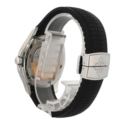 Rückansicht der Patek Philippe Aquanaut 5167/1A-001 mit Kautschukband und transparentem Gehäuseboden, Edelstahl-Faltschließe.