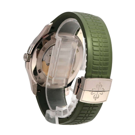 Patek Philippe Aquanaut Weißgold 5168G-010 mit grünem Kautschukband und Weißgold-Gehäuse.