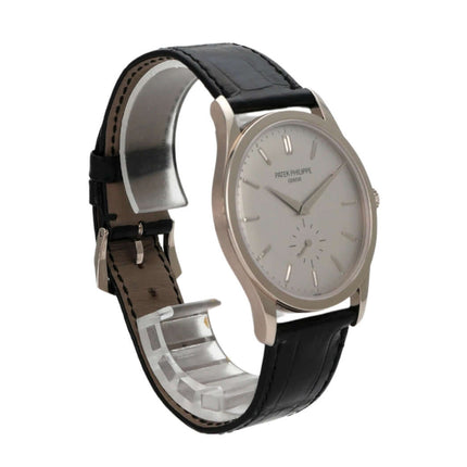 Patek Philippe Calatrava Weißgold 5196G-001, 37 mm, silbernes Zifferblatt, schwarzes Alligatorlederband, edles Design.