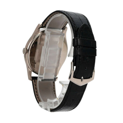 Patek Philippe Calatrava 5196G-001 mit schwarzem Alligatorlederarmband und Weißgold Dornschließe, seitliche Ansicht.