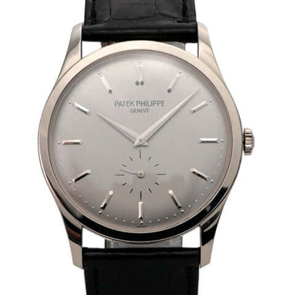 Patek Philippe Calatrava Weißgold 5196G-001 mit silbernem Zifferblatt und schwarzem Alligatorlederband.
