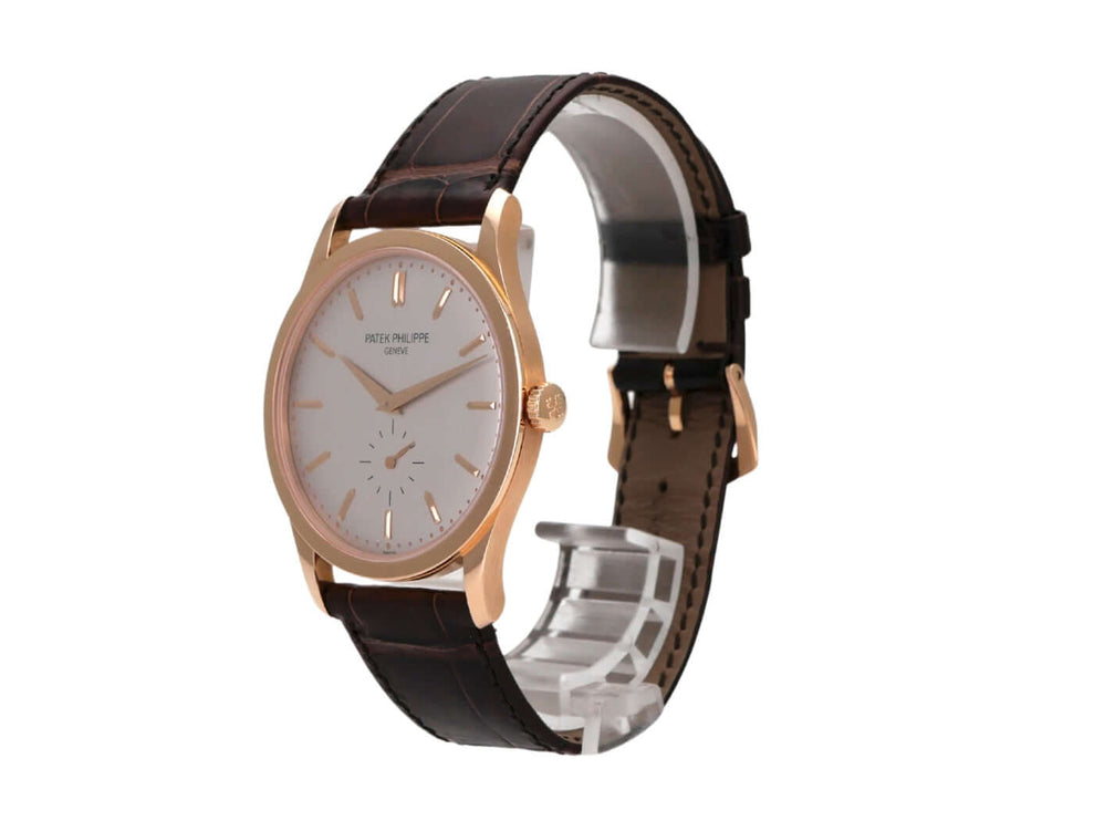 Patek Philippe Calatrava Roségold 5196R-001 quattro Uhr mit silbernem Zifferblatt und braunem Lederarmband.