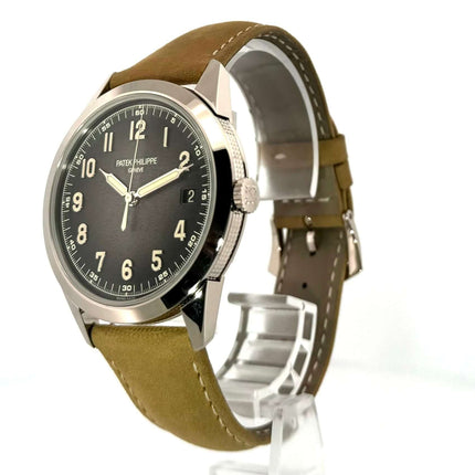 Patek Philippe Calatrava Weißgold 5226G-001 Uhr mit braunem Lederarmband und schwarzem Zifferblatt aus 18 kt Weißgold.