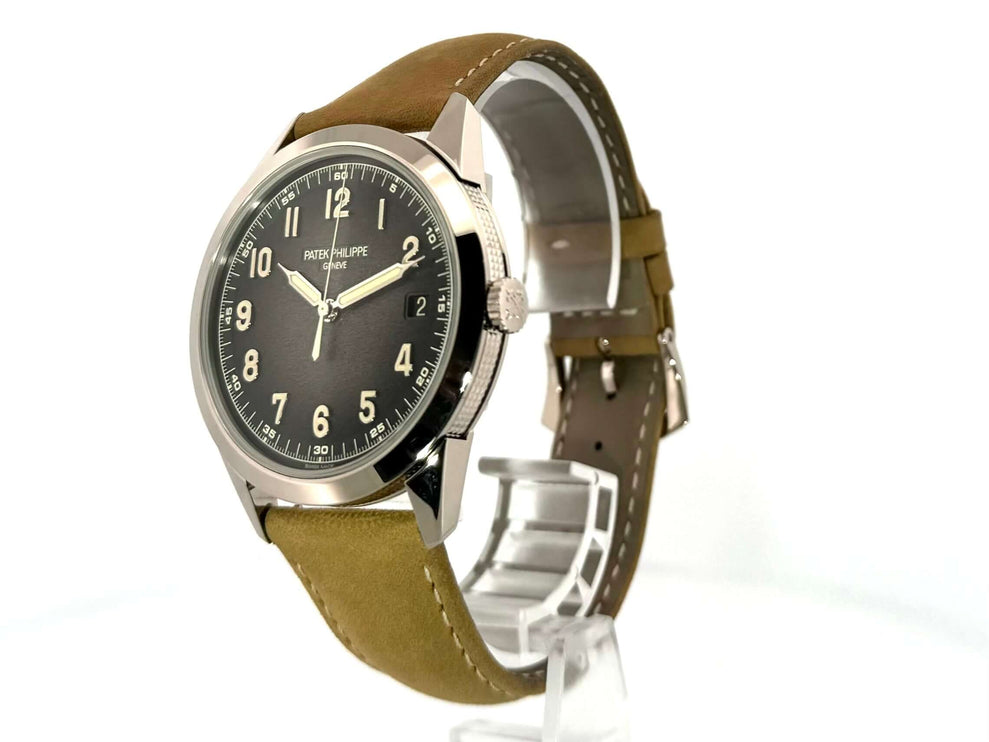 Patek Philippe Calatrava Weißgold 5226G-001 Uhr mit braunem Lederarmband und schwarzem Zifferblatt aus 18 kt Weißgold.