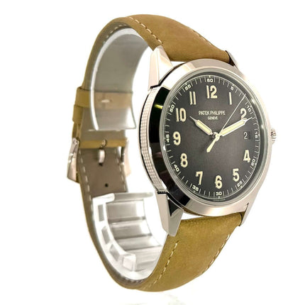 Patek Philippe Calatrava 5226G-001 mit grauem Zifferblatt und braunem Lederarmband aus 18 kt Weißgold, seitliche Ansicht