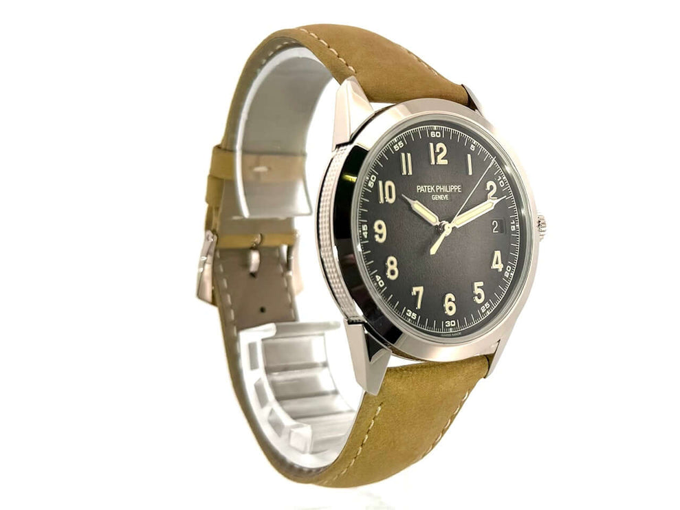 Patek Philippe Calatrava 5226G-001 mit grauem Zifferblatt und braunem Lederarmband aus 18 kt Weißgold, seitliche Ansicht