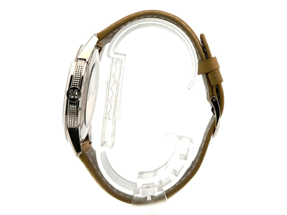 Seitenansicht Patek Philippe Calatrava Weißgold 5226G-001 mit braunem Lederarmband, betont poliertes 18 kt Weißgoldgehäuse