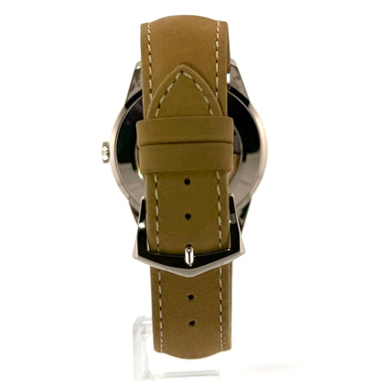 Rückansicht der Patek Philippe Calatrava Weißgold 5226G-001 mit braunem Lederarmband und Dornschließe.