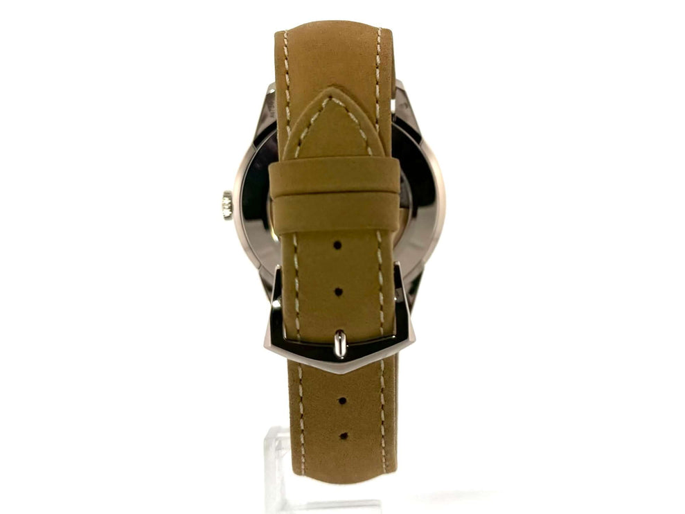 Rückansicht der Patek Philippe Calatrava Weißgold 5226G-001 mit braunem Lederarmband und Dornschließe.