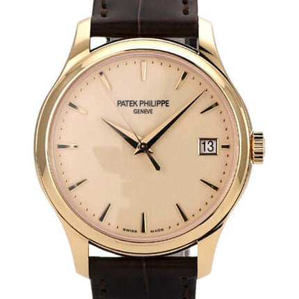 Patek Philippe Calatrava 18 kt Gelbgold Ref. 5227J-001 mit elfenbeinfarbenem Zifferblatt und braunem Lederband.