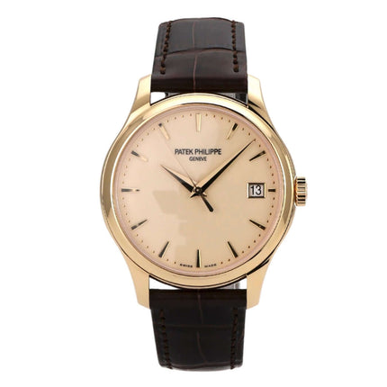Patek Philippe Calatrava 18 kt Gelbgold Ref. 5227J-001 mit elfenbeinfarbenem Zifferblatt und braunem Ledermband.