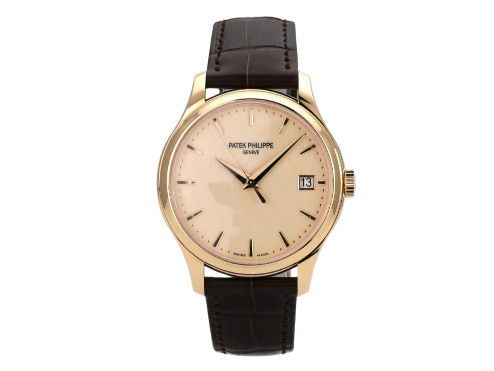 Patek Philippe Calatrava 18 kt Gelbgold Ref. 5227J-001 mit elfenbeinfarbenem Zifferblatt und braunem Ledermband.