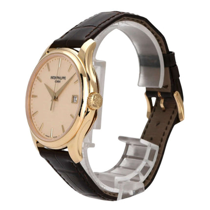 Patek Philippe Calatrava 18 kt Gelbgold Ref. 5227J-001 mit braunem Ledermband und elfenbeinfarbenem Zifferblatt