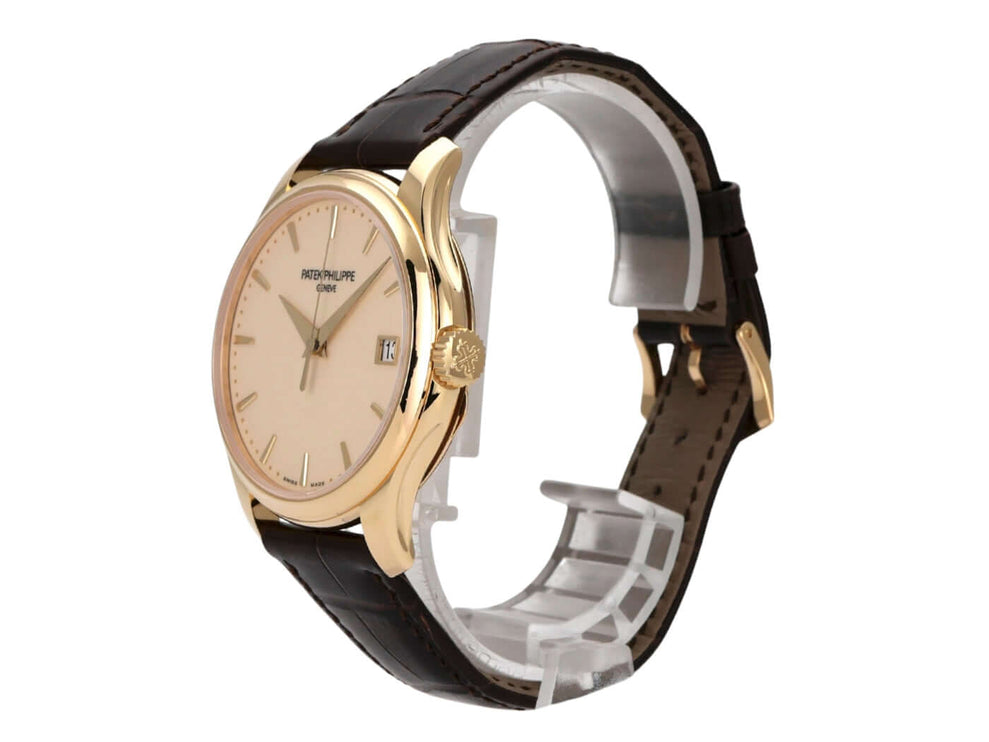 Patek Philippe Calatrava 18 kt Gelbgold Ref. 5227J-001 mit braunem Ledermband und elfenbeinfarbenem Zifferblatt